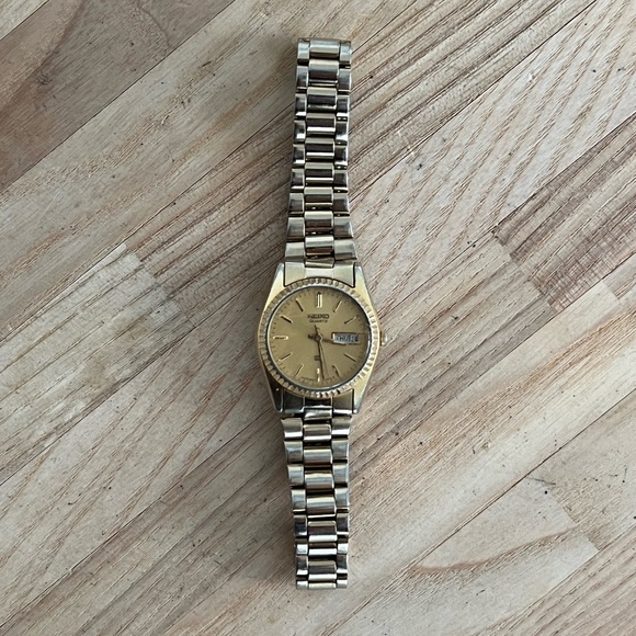 Seiko Ladies Watch Vintage Gold Tone Bracelet and Dial Day Date Windows - Picture 4 of 11